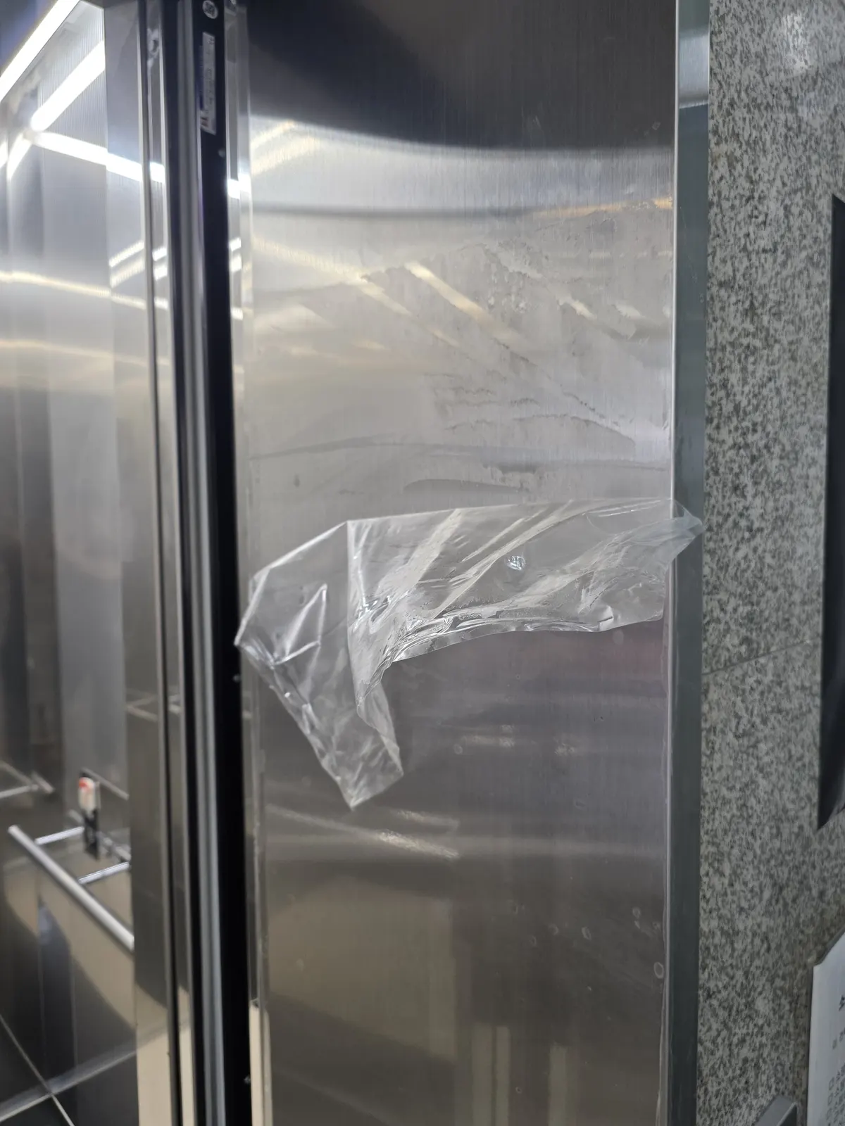 신사동 스티커 자국